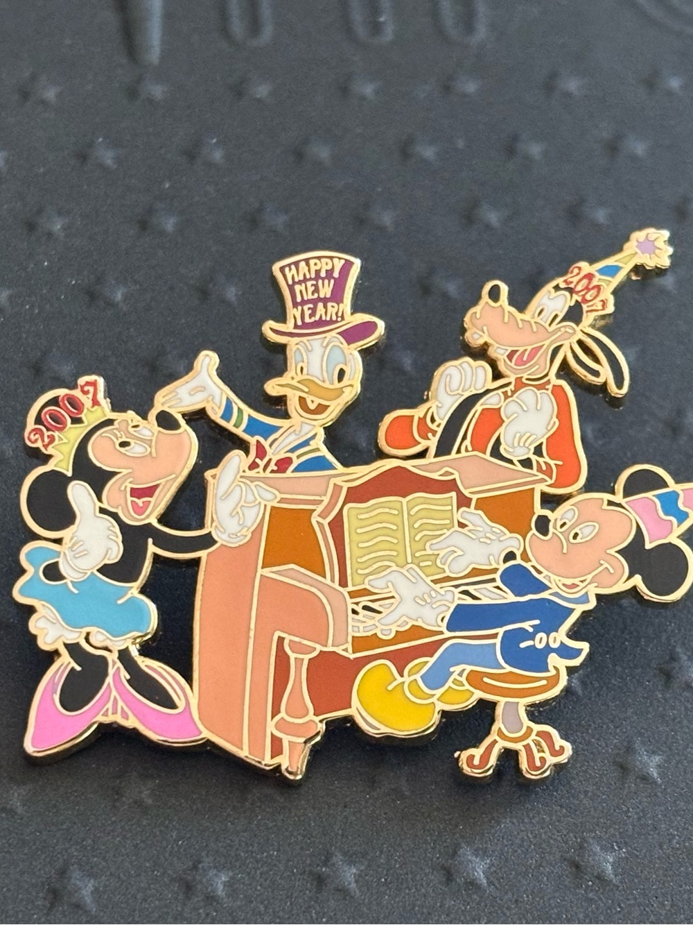DISNEY PIN DONALD GOOFY MICKEY MINNIE MOUSE HAPPY NEW YEAR - LE 250 CAST MEMBER
